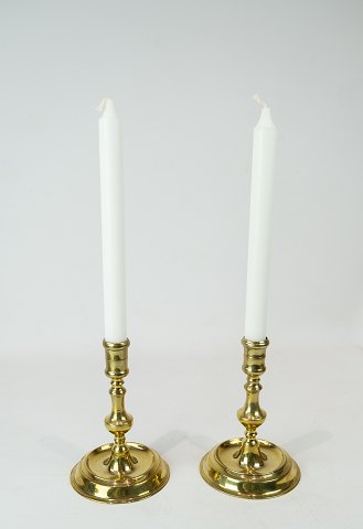 A set of Næstved candlesticks in brass, in great vintage condition from the 
1780s.
5000m2 showroom.