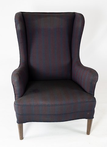 Tall easy chair with dark striped fabric, in great vintage condition from the 
1940s.
5000m2 showroom.