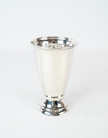 Enkel vase af tretårnet sølv.
5000m2 udstilling.