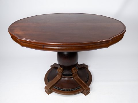 Ovalt spisebord i mahogni, i flot stand fra 1890erne.
5000m2 udstilling.