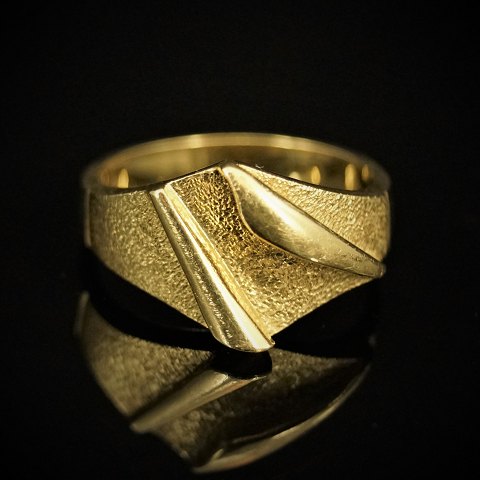 A ring of 14k gold