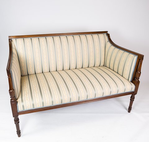 Two seater sofa upholstered with striped fabric and Frame of mahogany, from the 
1920s. 
5000m2 showroom