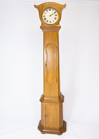 Standing clock of light wood, in great antique condition from the 1780s. 
5000m2 showroom.