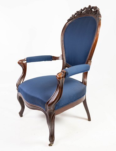 Antik armstol af mahogni og polstret med blåt stof fra 1880. 
5000m2 udstilling.
