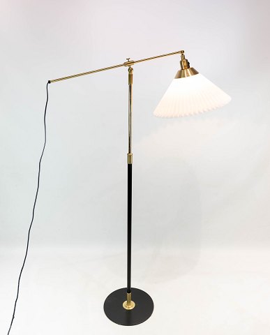 Floor lamp, model 349, in brass and black metal, by Le Klint.
5000m2 showroom.