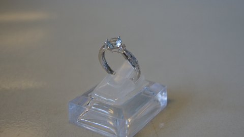 Elegant ladies ring with stone 10 carat gold