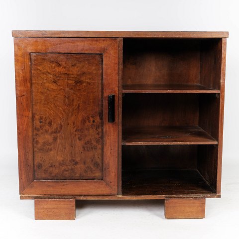 Chest for entryway of walnut, in great antique condition from the 1930s. 
5000m2 showroom.
