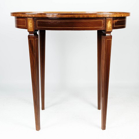 Lamp table of mahogany with inlaid fruit wood, in great antique condition from 
the 1920s.
5000m2 showroom.
