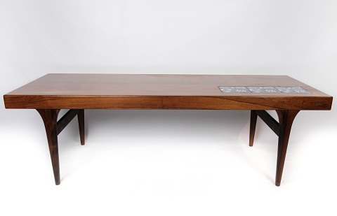 Sofabord i palisander med klinker, af dansk design fremstillet af Silkeborg 
Møbelfabrik i 1960erne.
5000m2 udstilling.