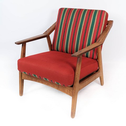 Armchair in oak and upholstered with red fabric, designed by H. Brockmann 
Pedersen in the 1960s.
5000m2 showroom.