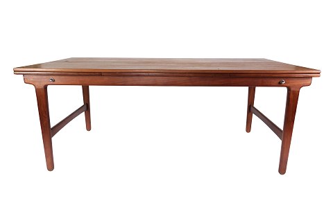 Dining table in teak with extension plates of Danish design from the 1960s. 
5000m2 showroom.

