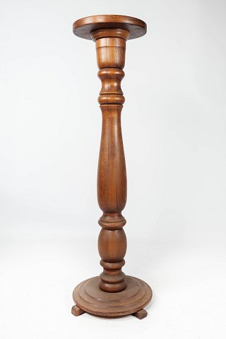 Pedestal table of dark wood, in great antique condition from the 1920s. 
5000m2 showroom.
