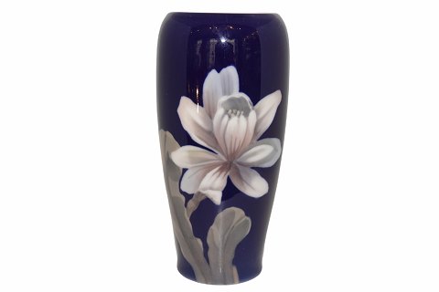 Royal Copenhagen
Dark blue vase