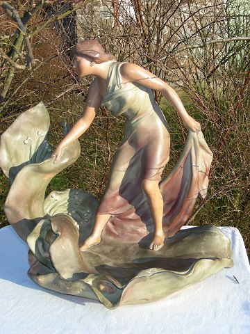 Große Jugendstil-Terrakotta-Figur
