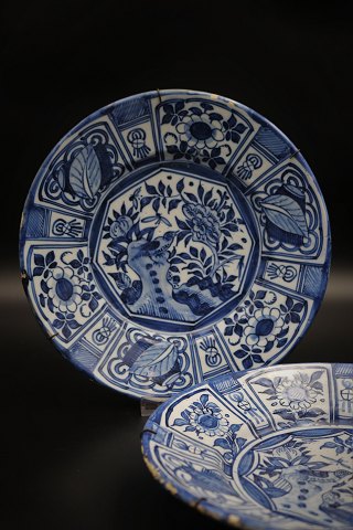 1700 tals fajance tallerken med blå glasur med blomster motiver.
Dia.: 24cm. ...