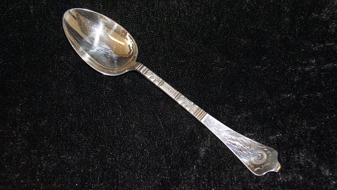 Dinner Spoon #Antique Rococo # Silver stain
Design: Orla Vagn Mogensen, Level.
Produced by Dansk Krone Sølv.