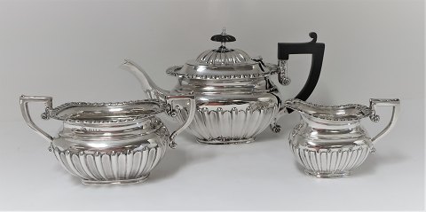 Englisches Teeservice aus Sterlingsilber (925). Bestehend aus Teekanne, 
Sahnekännchen und Zuckerdose. Hergestellt in Birmingham 1907.