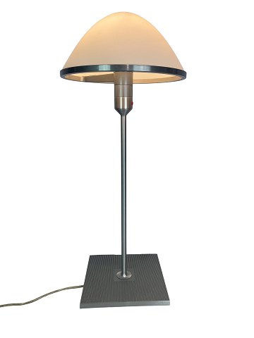 Italiensk bordlampe med stel af metal og skærm af hvidt glas, i andet design. 
5000m2 udstilling.
Flot stand
