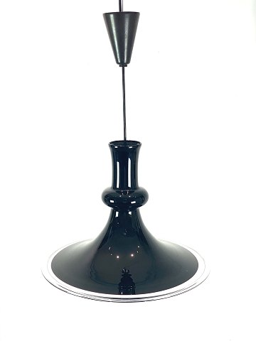 Black pendant, Etude 300, of opaline glass designed by Michael Bang in 1978 for 
Holmegaard.
5000m2 showroom.
Great condition
