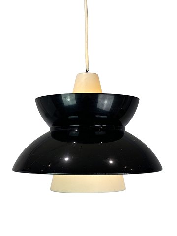 "Søværns" pendant in black and white designed by Jørn Utzon and manufactured by 
Louis Poulsen in the 1960s.
5000m2 showroom.
Great condition
