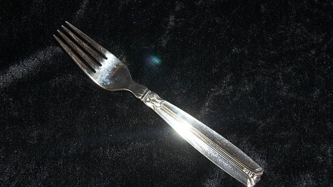 Middagsgaffel, #Major Sølvplet bestik
Producent: A.P. Berg tidligere C. Fogh
Længde 18 cm.
Pudset og pæn stand