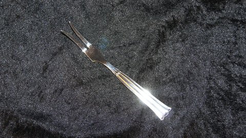 Cold cuts fork, #Regent Sølvplet cutlery
Producer: Victoria
Length 13.5 cm.