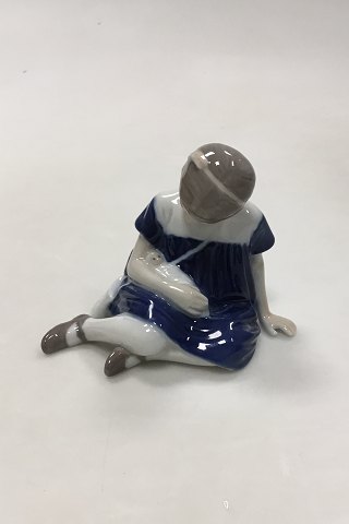 Royal Copenhagen Figur No 400 Pige med Dukke