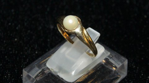 Elegant ladies ring with pearl in 14 carat Gold
stamped 585