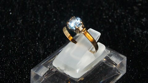 Elegant ladies ring with light blue stones in 14 carat Gold
