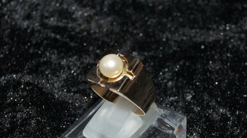Elegant Ladies Ring with Pearl in 14 carat gold