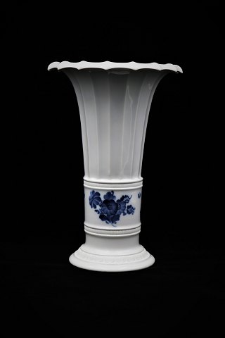 Royal Copenhagen Blue Flower Hetsch vase.
H:27,5cm. Dia:18cm.
RC# 10/8569.