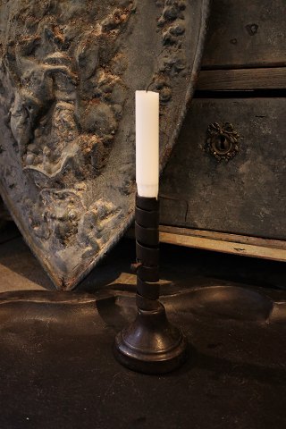 French 1800 Century candlestick in twisted wrought iron 
with wooden base and really nice patina. 
Height: 19cm.
