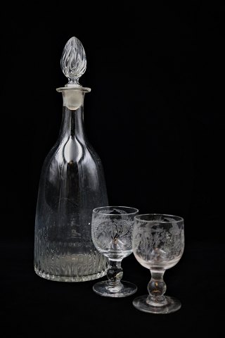 Fine, old French 1800 century mouth-blown wine carafe 
with fine stopper. Height:39,5 cm. Dia.:13cm.