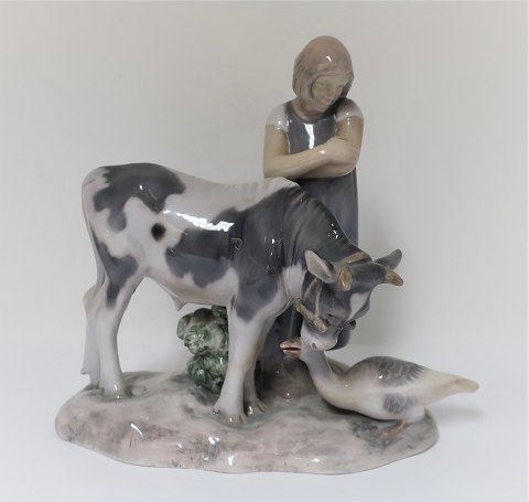 Bing & Gröndahl. Porzellanfigur. Mädchen mit Gans und Kuh. Modell 2272. Höhe 19 
cm. (2. Wahl)