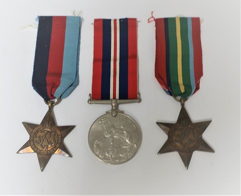 England. 3 krigsmedaljer. The pacific Star. The 1939-45 Star. The War medal. 
Disse givet til Wilh J. Jørgensen, Danmark. Der medfølger papir samt æske 
medaljerne er kommet i fra Engand ( se fotos)