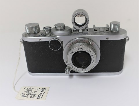 Leica Kamera. Modell 1C. No. 455612. Mit Objektiv Leitz Elmar f=5 cm 1:3,5. Sehr 
gepflegt.