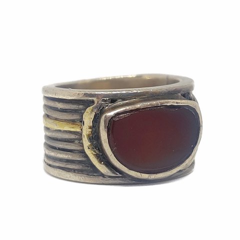 Anette Kræn; Ring made in silver, partly gilted, set with a carnelian