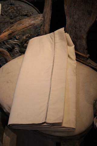 Large old, cream-coloured French hair tablecloth in a super delicious, strong 
quality.
310c220cm.