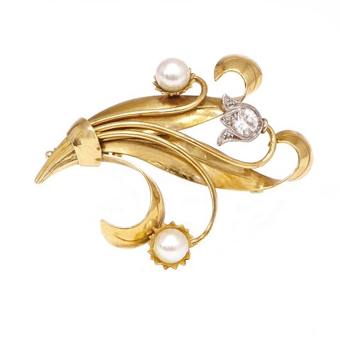 14kt gold brooch with two pearls and a diamond of 
circa 0,15ct. Size: 40x30mm