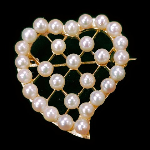 Viggo Wollny; A brooch in 14k gold set with pearls