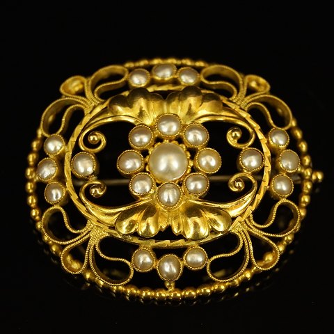 Georg Jensen; A brooch of 18k gold set with pearls