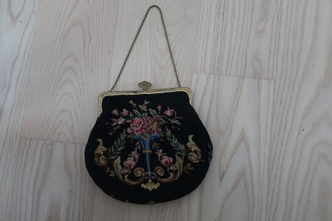 Vintage:
Smuk gammel håndtaske
Håndbroderet
Smuk lukning/bøjle og god lille kæde
Fra ca. 1930-1945