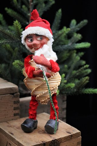 Teasing Anmelder Tjen K&Co - Gammel julenisse med krop lavet i halm / piberenser , har vat skæg ,  nissehue og