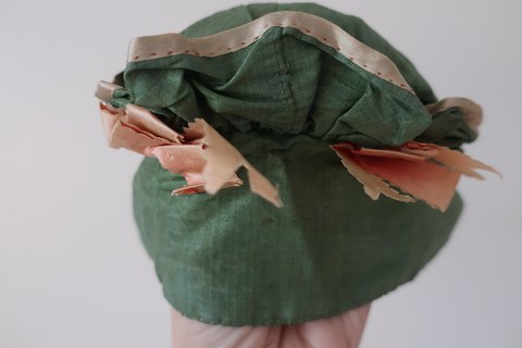 Antique child bonnet / headgear
Made of Silk