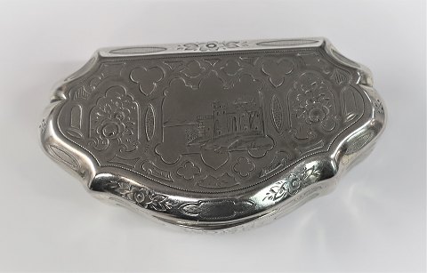 Sølvæske med  indvendig forgyldning. Længde 9 cm. Bredde 5 cm. Med svensk 
importstempel. Produceret omkring 1870.