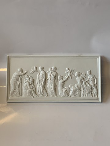 Bing & Grøndahl Platte i bisquit med motiv med "Kærlighedens Aldre" af Bertel 
Thorvaldsen: 
Måler 12 x 24,3 cm
