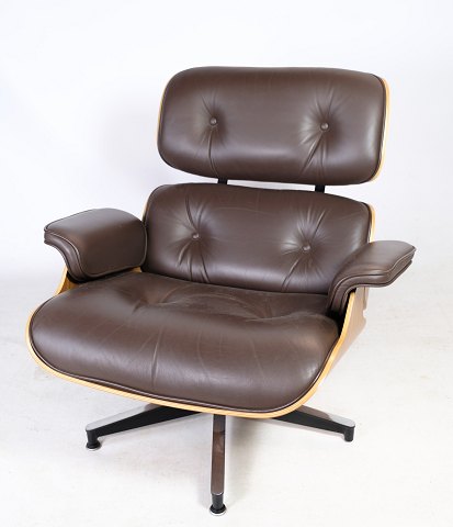Charles Eames Lounge chair, brunt læder, lys valnød, Herman Miller, 2007
Flot stand
