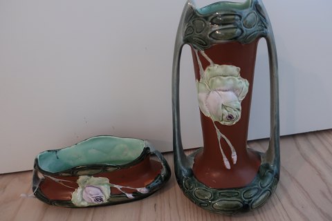 Gammel smuk Majolica vase + udstyr til blomster dekoration