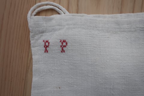 An old bag, with embroidery made by hand, and with signature
This bag is a beautiful way to have your  laundry
82cm x 53cm
In a good condition