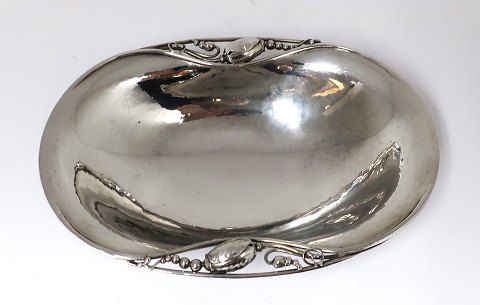 Georg Jensen. Oval sølv skål (925). Magnolia 2A. Design: Georg Jensen. Længde 
19,6 cm. Bredde 14 cm.